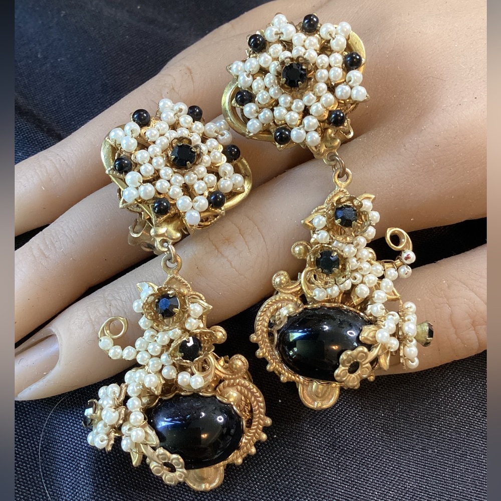 RARE Vintage Stanley Hagler Black Cabochon & Pearl Clip Earrings (t120)